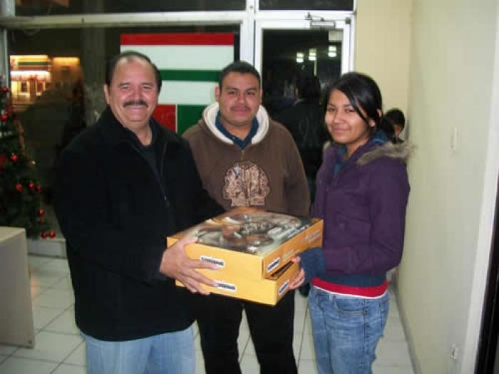 Donan roscas de reyes a Pastoral Juvenil